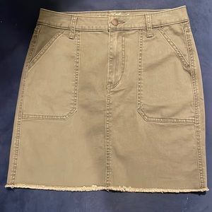 Universal Thread, army green cargo skirt, size 4 (27)